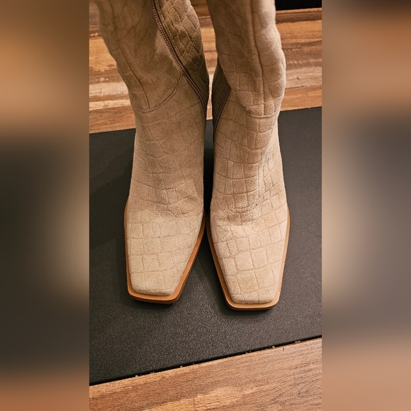 Vince Camuto Alimber suede slouchy gator print tan boots - Picture 2 of 10